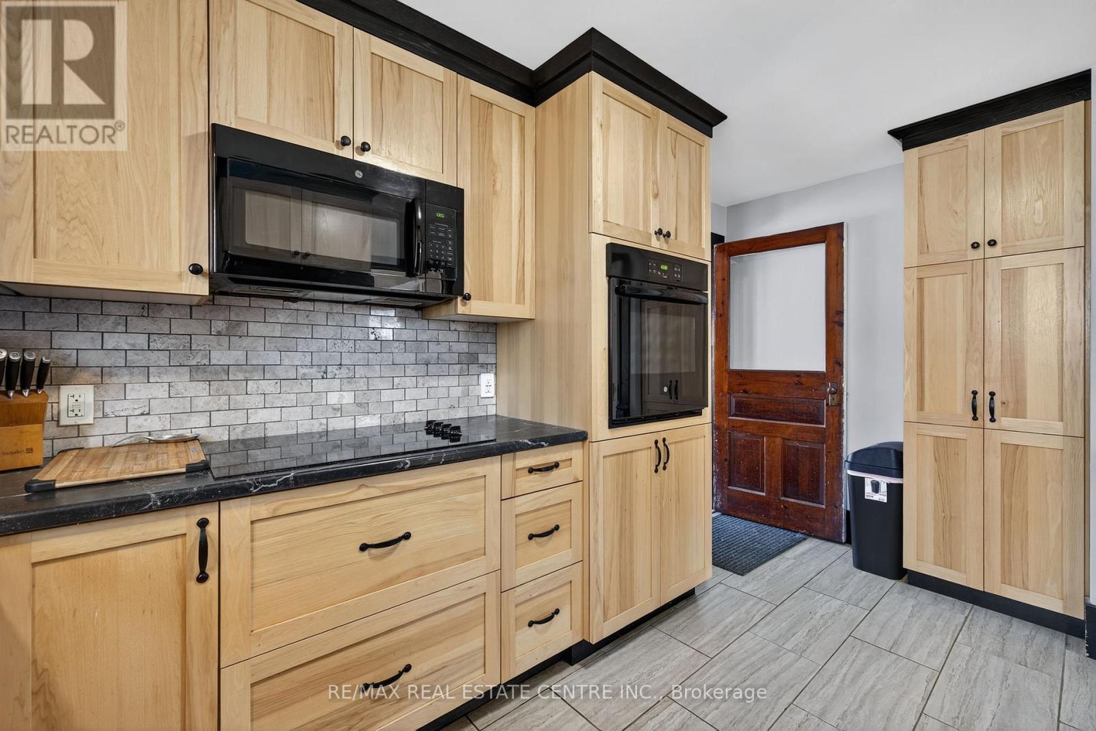 135 FREDERICK STREET E - 19