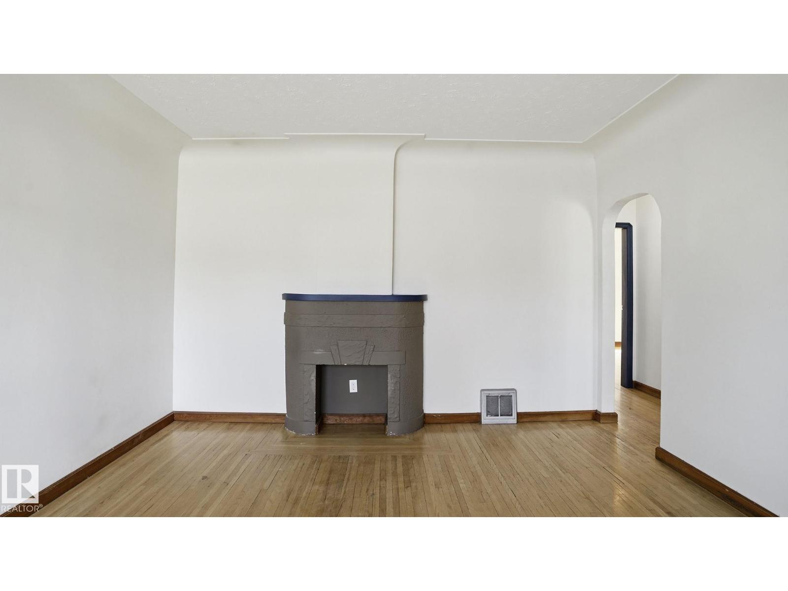 10919 68 AV NW - 6