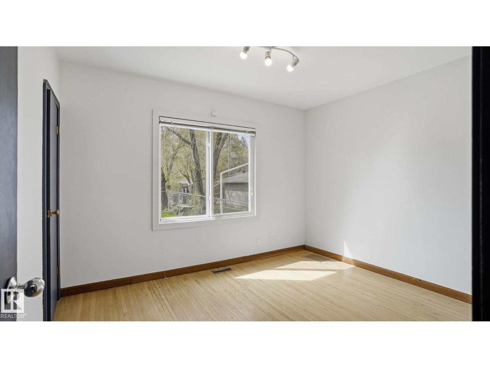 10919 68 AV NW - 17