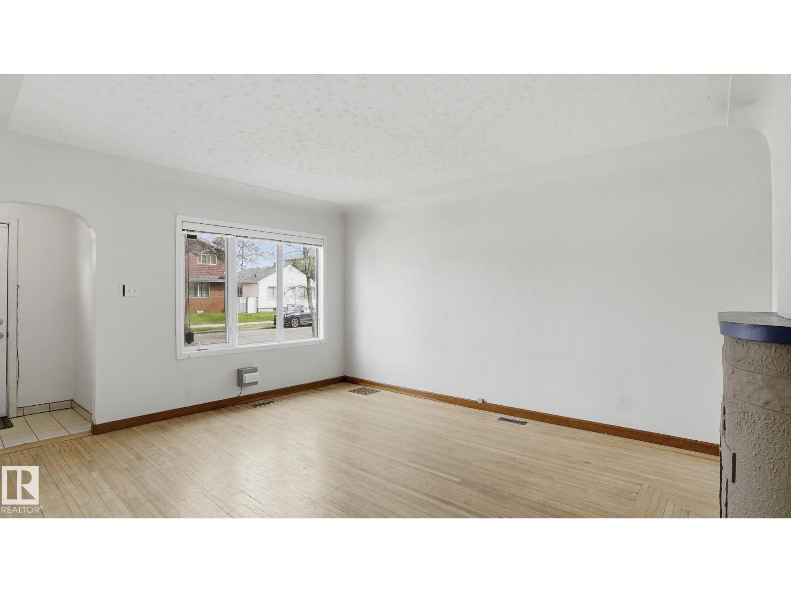 10919 68 AV NW - 10
