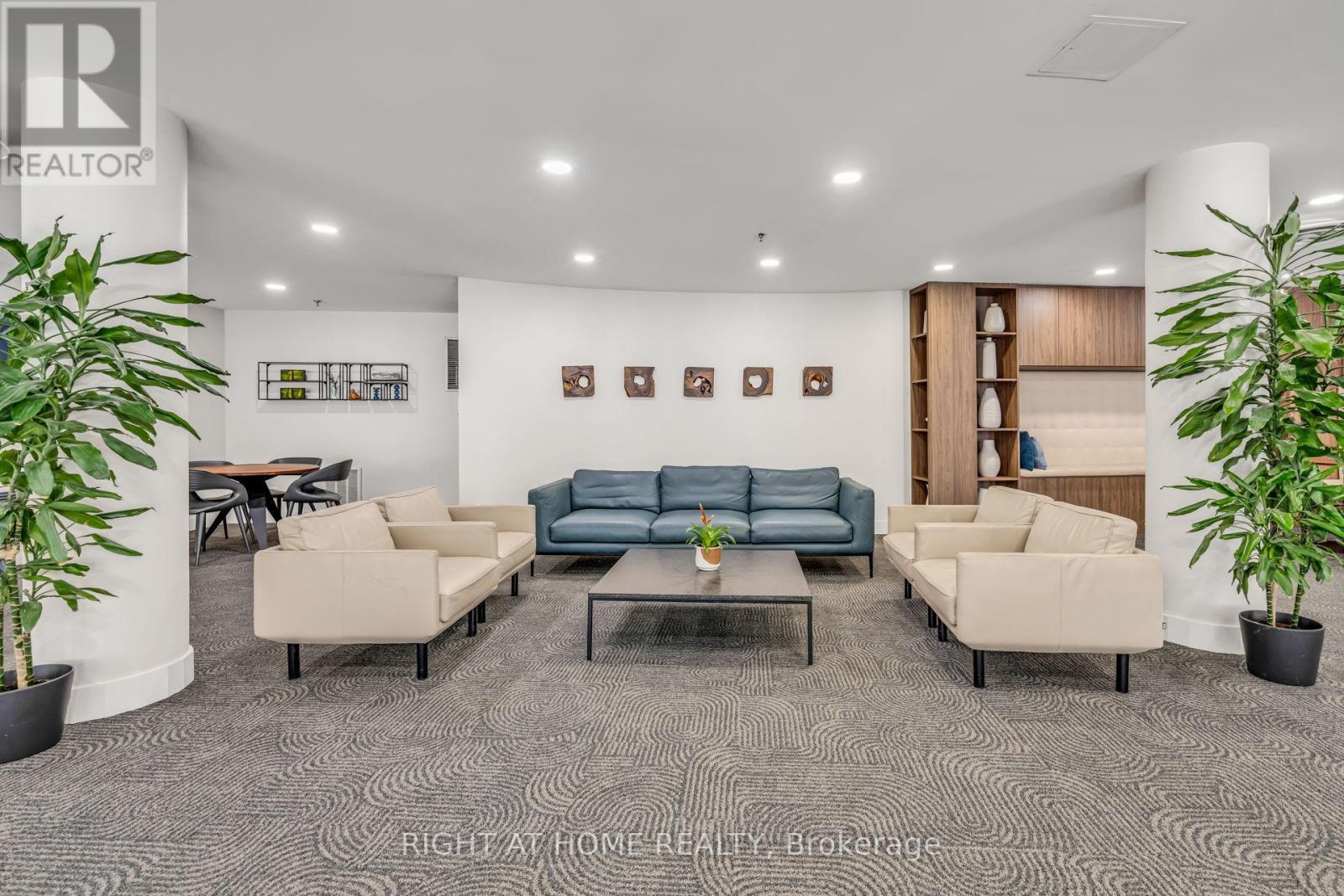 #208 20 SOUTHPORT STREET - 24