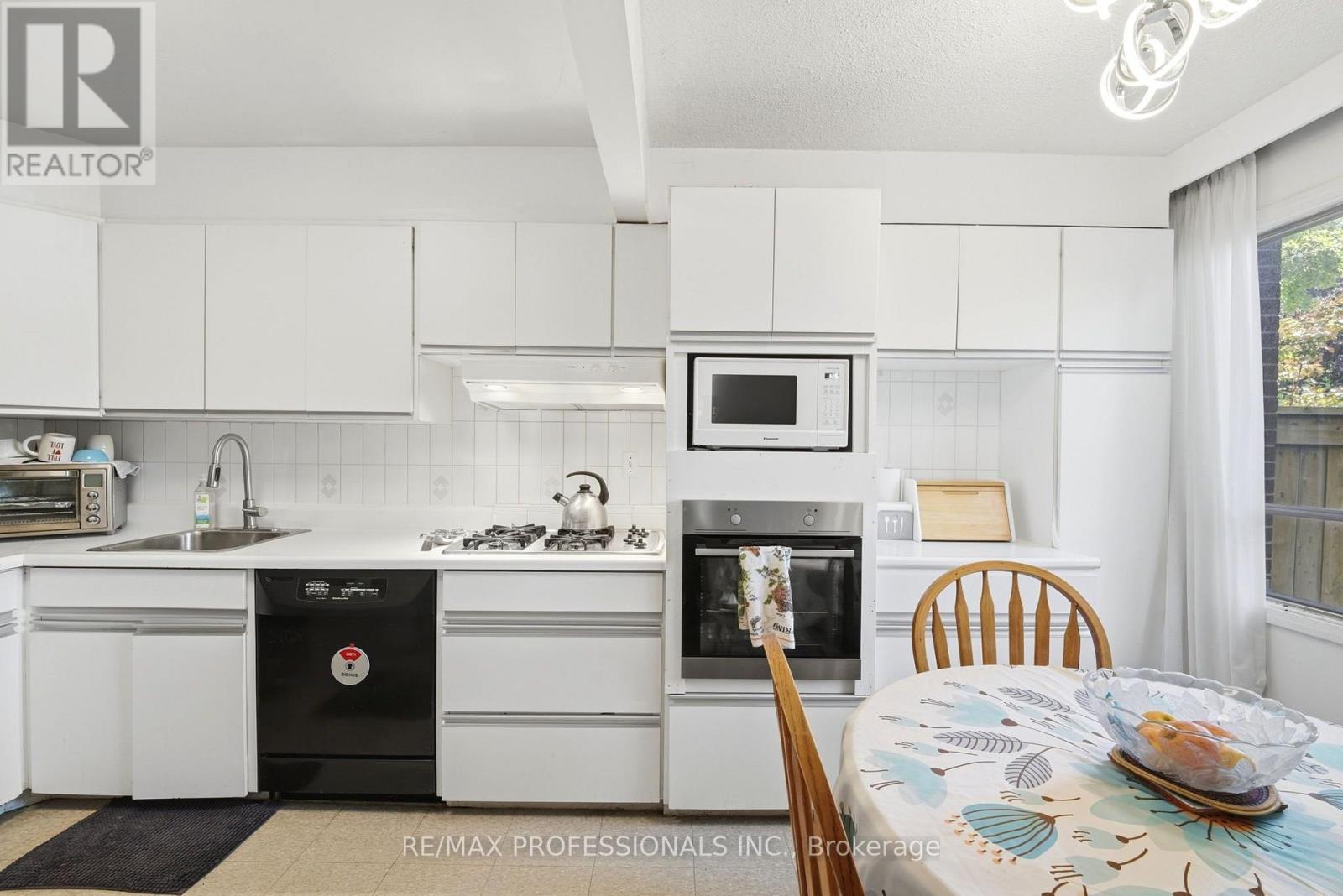 #12 48 THREE VALLEYS DRIVE - 10