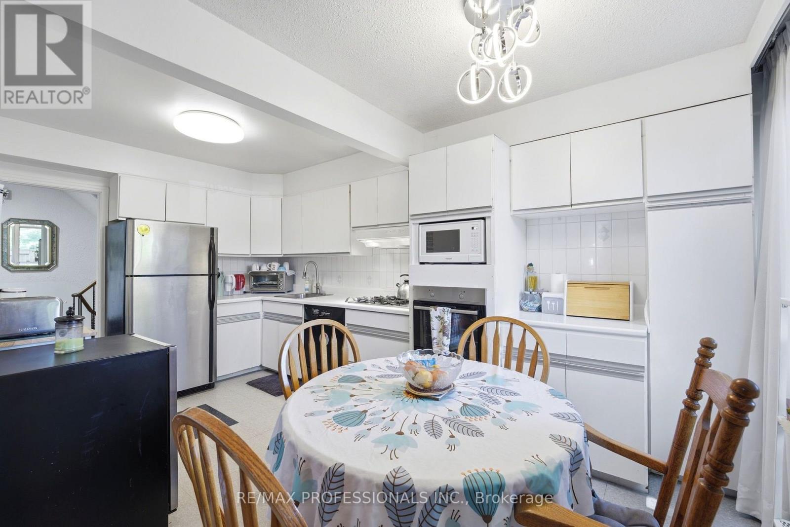 #12 48 THREE VALLEYS DRIVE - 16