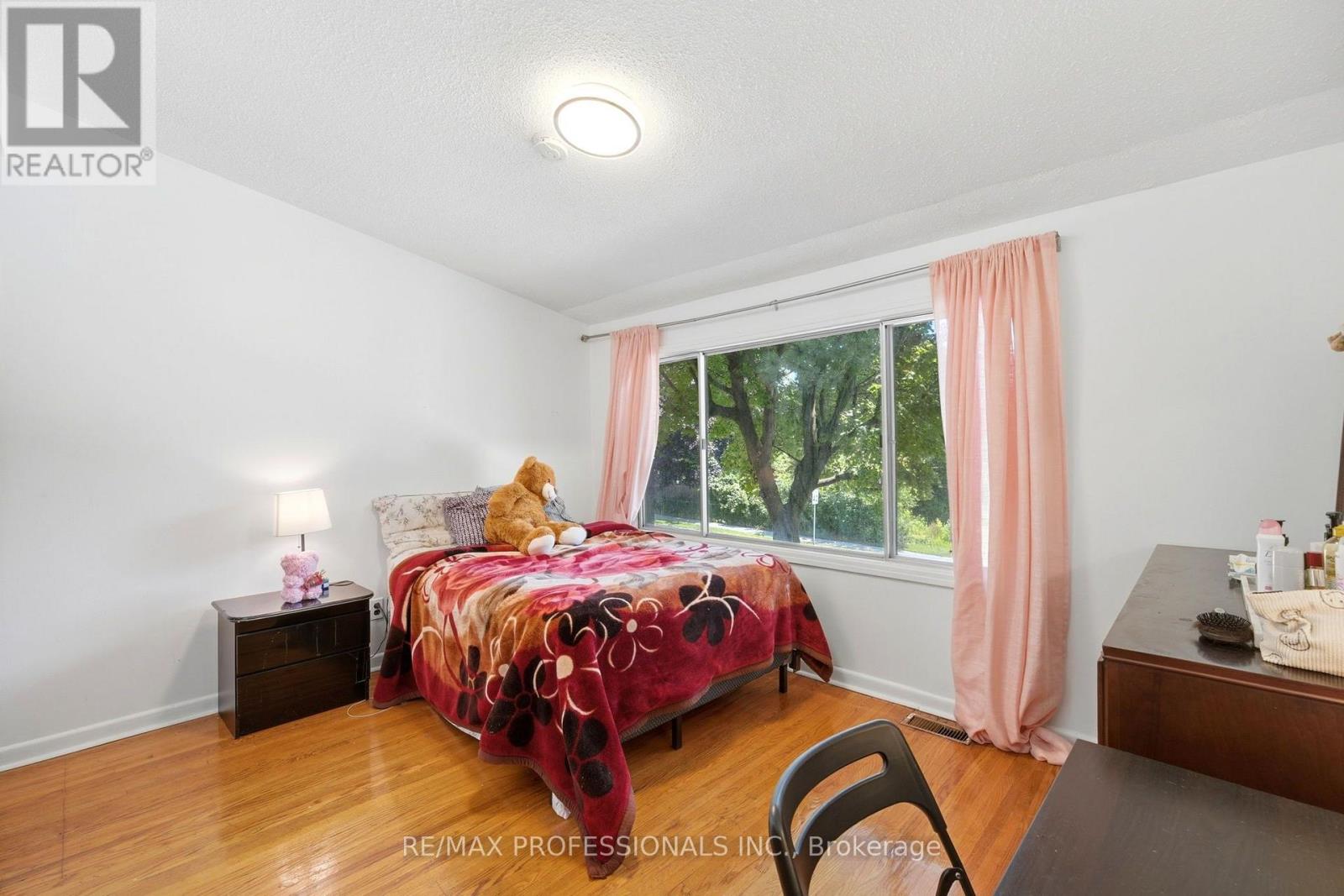 #12 48 THREE VALLEYS DRIVE - 18