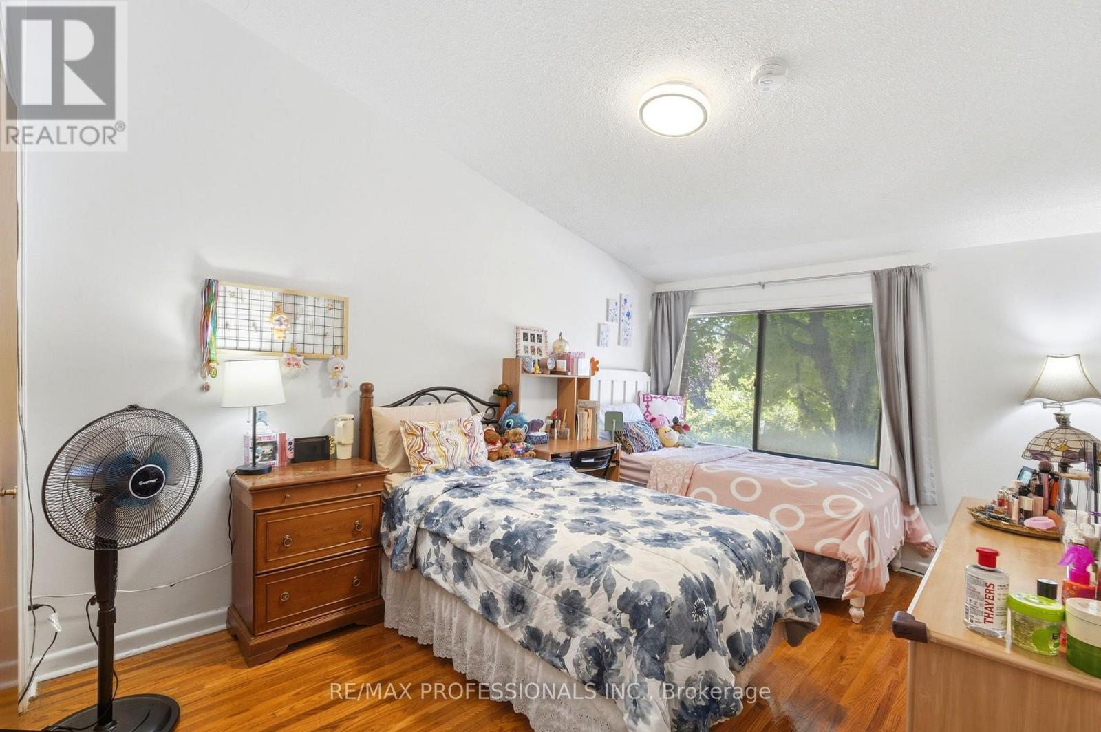 #12 48 THREE VALLEYS DRIVE - 22