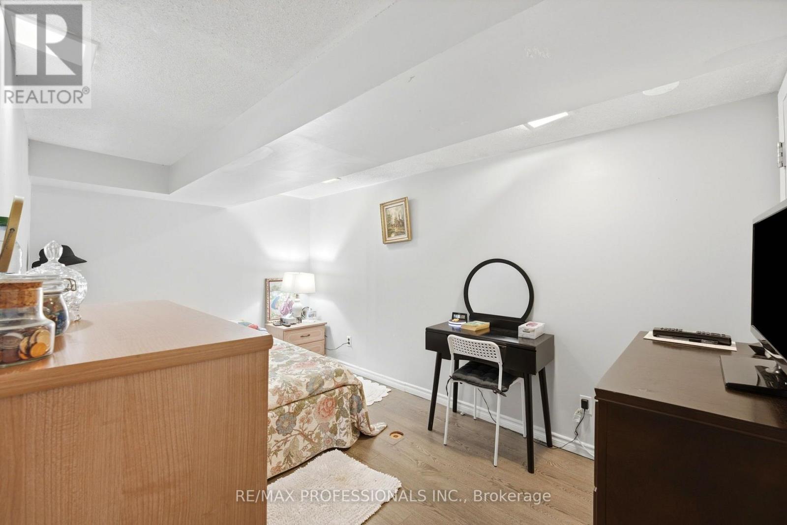 #12 48 THREE VALLEYS DRIVE - 33