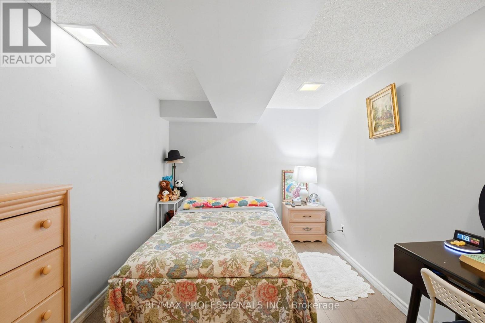 #12 48 THREE VALLEYS DRIVE - 34