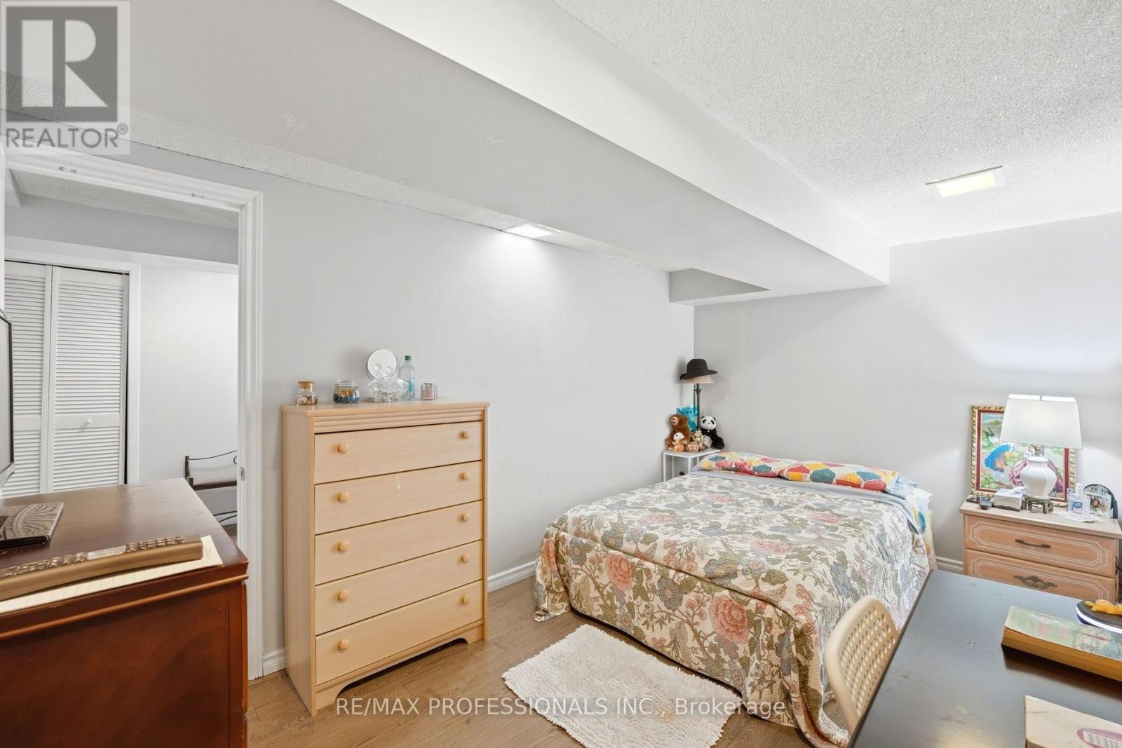 #12 48 THREE VALLEYS DRIVE - 35
