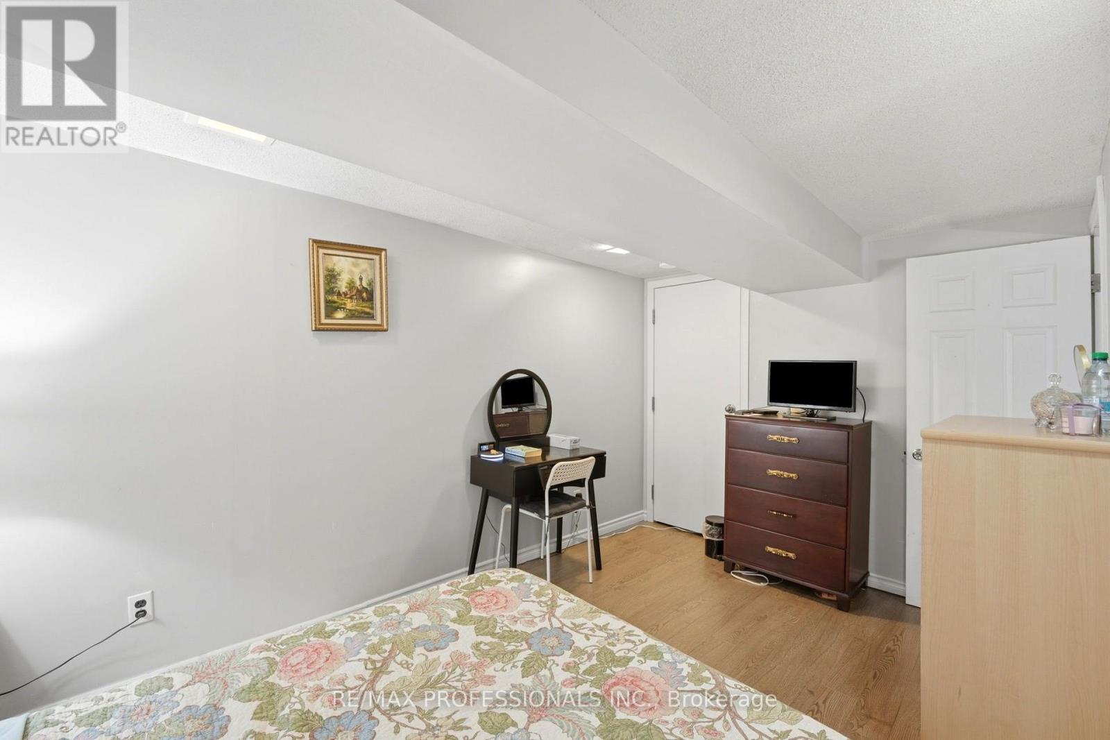 #12 48 THREE VALLEYS DRIVE - 36