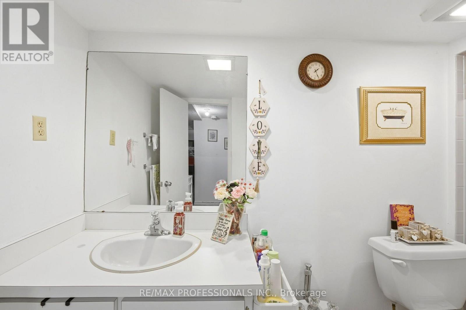 #12 48 THREE VALLEYS DRIVE - 38