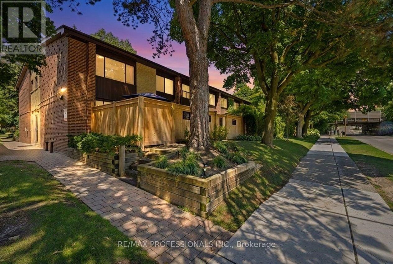 #12 48 THREE VALLEYS DRIVE - 42
