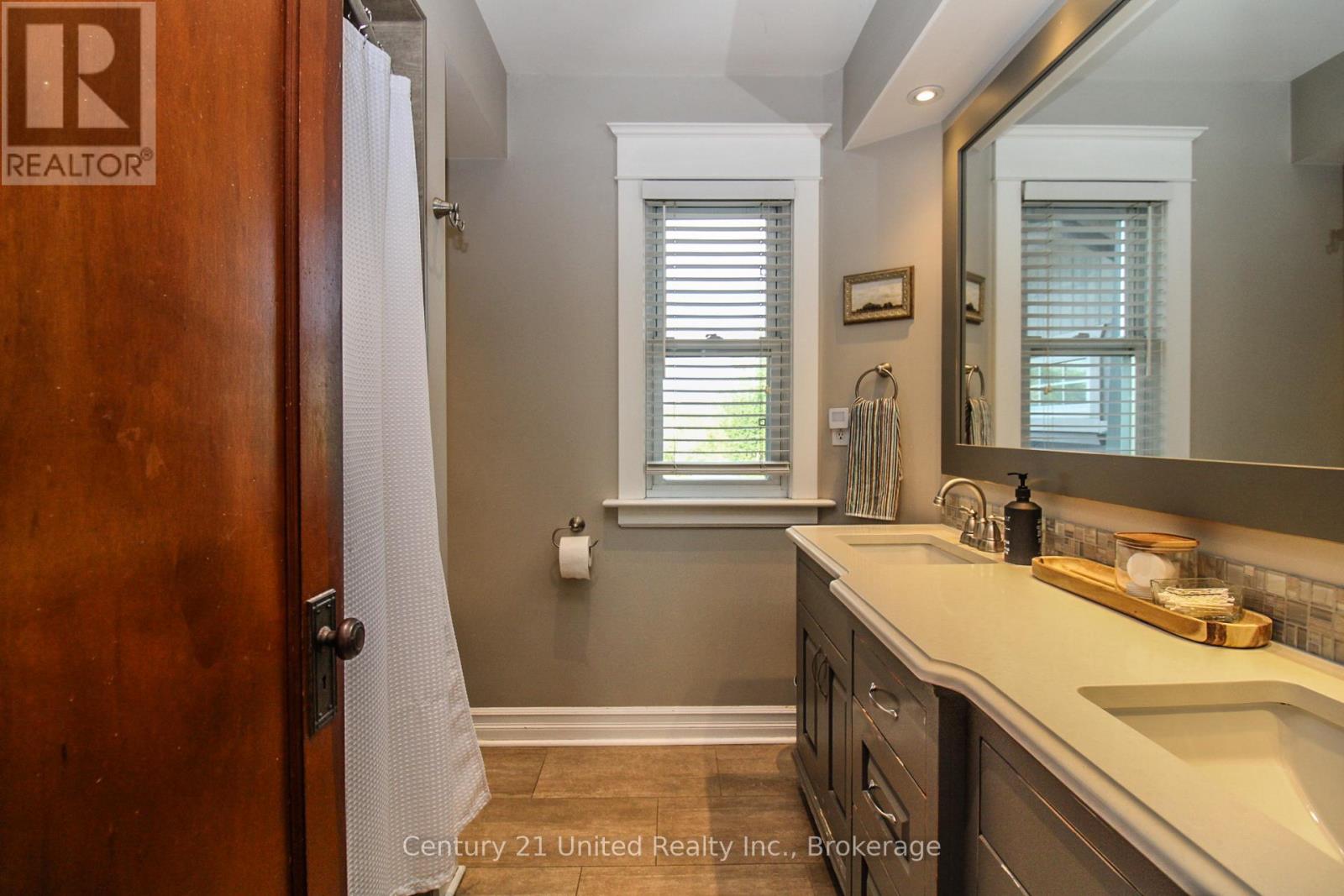 566 WATERFORD STREET - 34