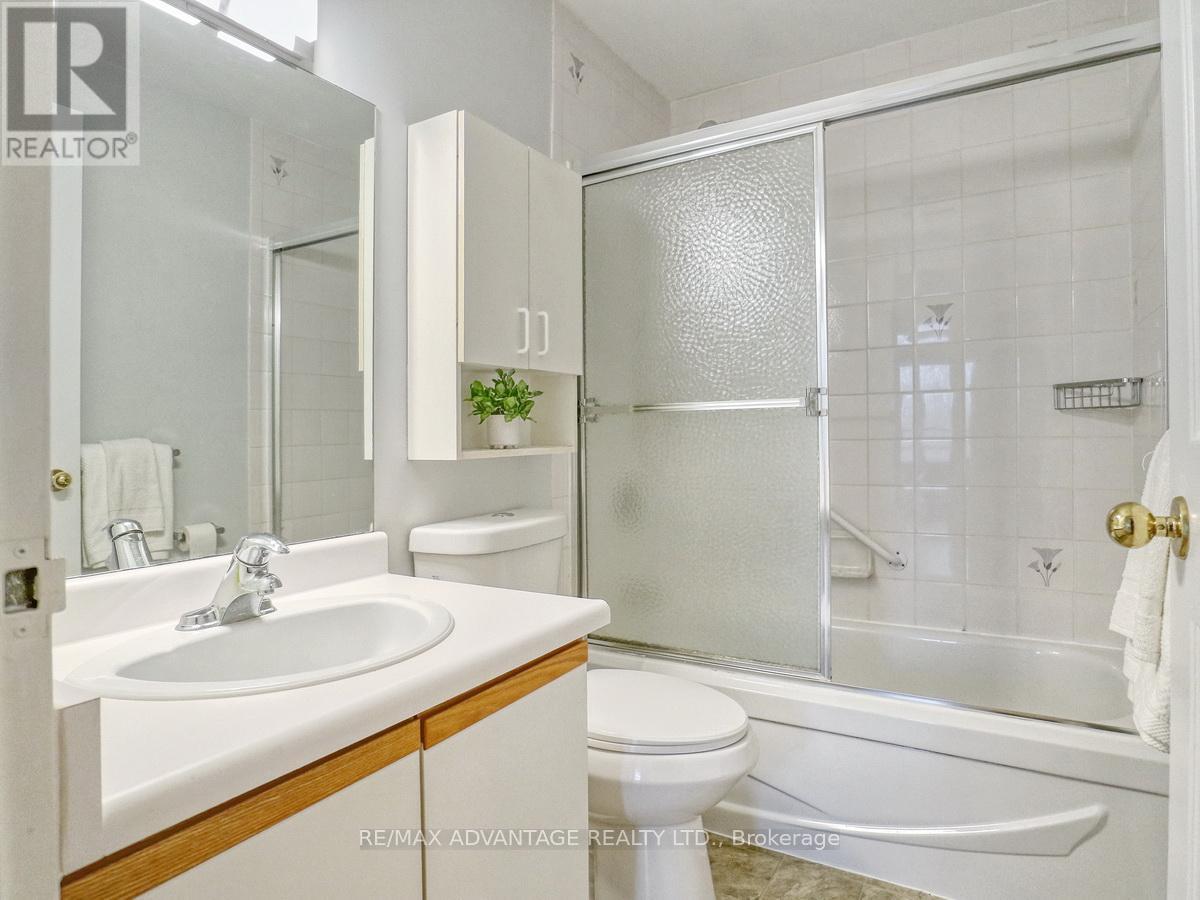 #205 744 WONDERLAND ROAD S - 33