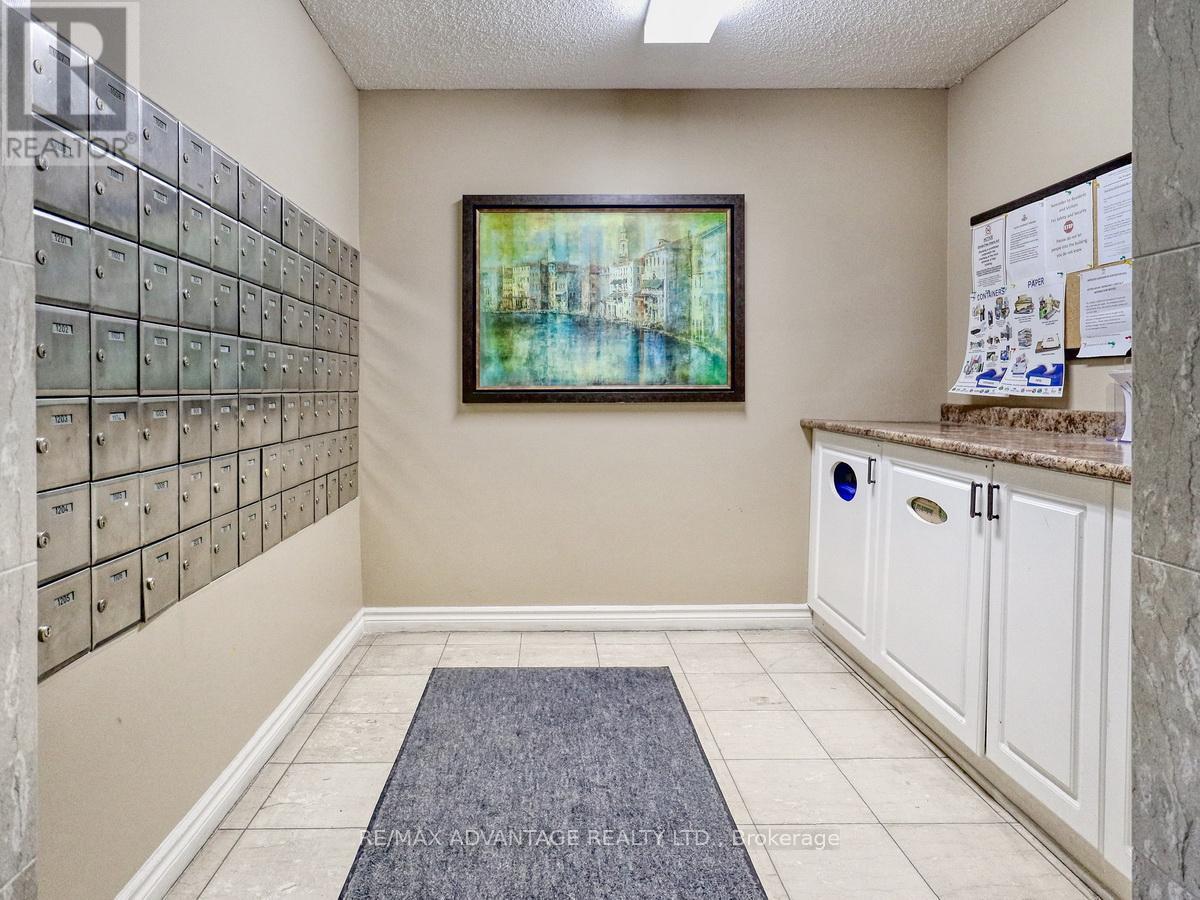 #205 744 WONDERLAND ROAD S - 40