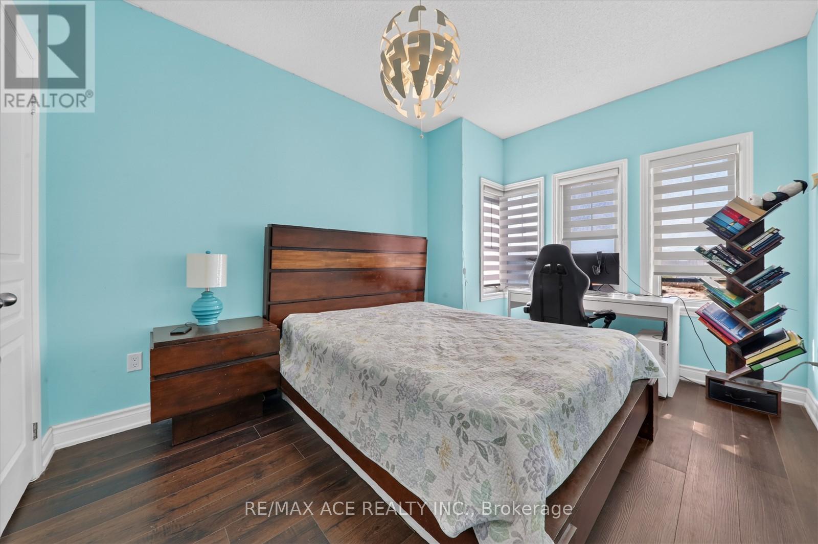 10 ANDREETA DRIVE - 25