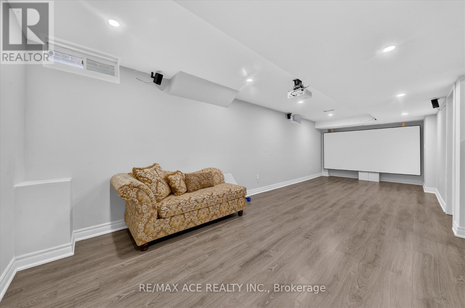 10 ANDREETA DRIVE - 40