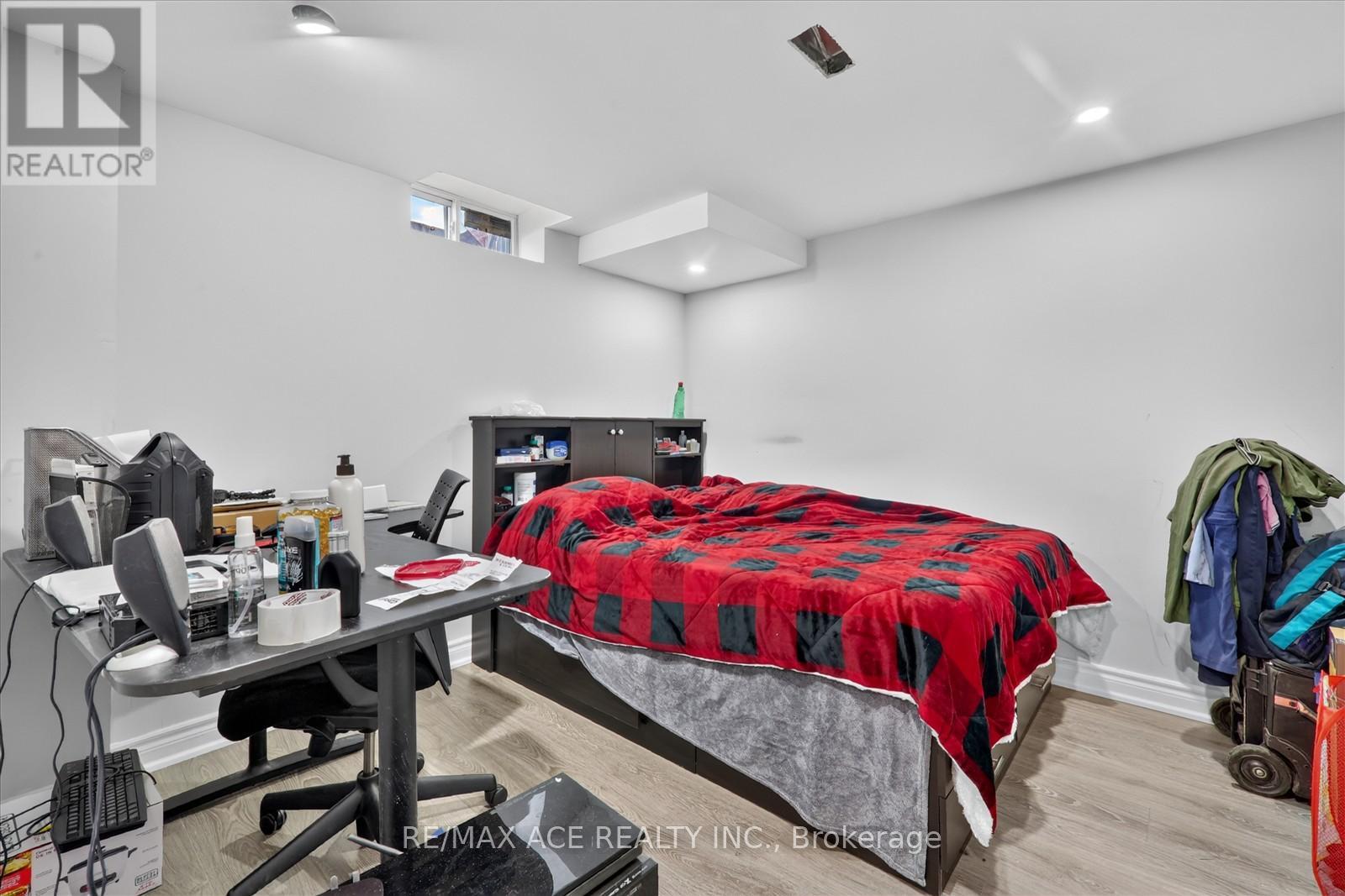 10 ANDREETA DRIVE - 42