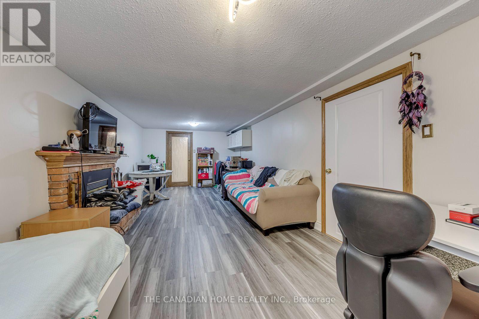 #3 2226 UPPER MIDDLE ROAD - 37