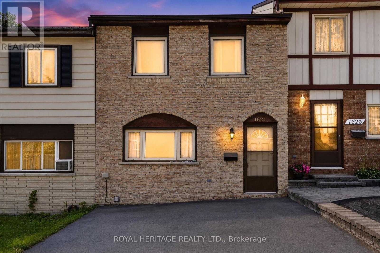 1621 APPLEWOOD CRESCENT - 1