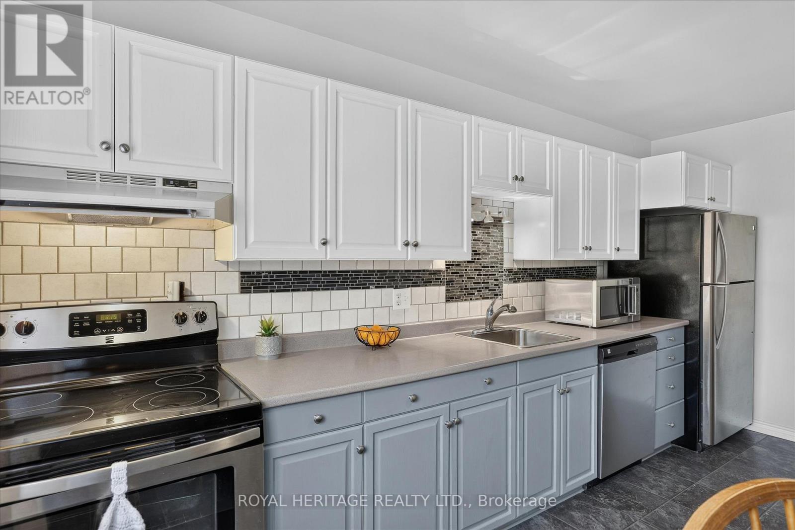 1621 APPLEWOOD CRESCENT - 10