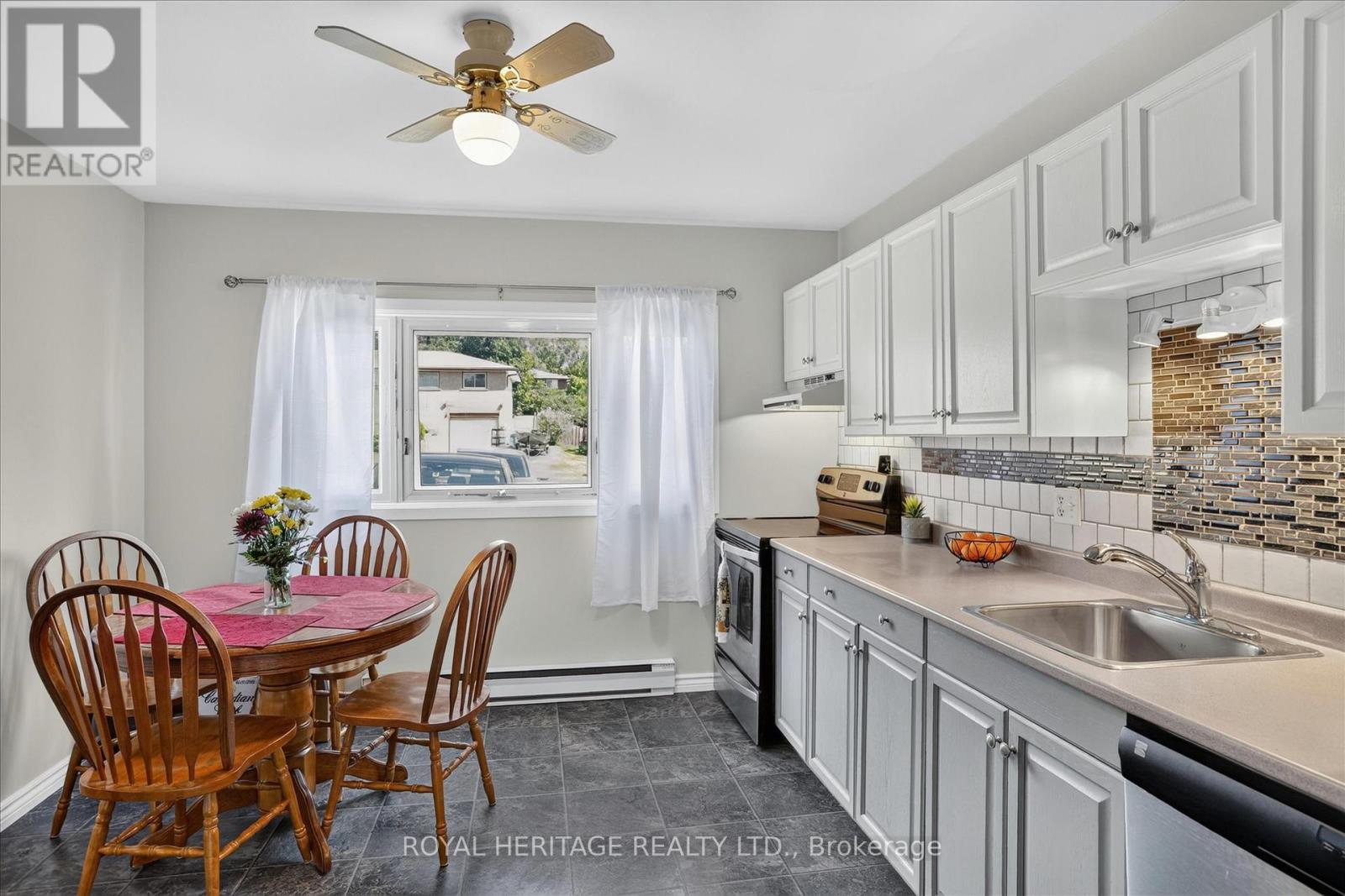 1621 APPLEWOOD CRESCENT - 12