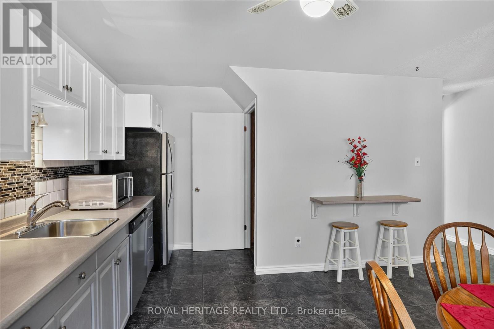1621 APPLEWOOD CRESCENT - 15