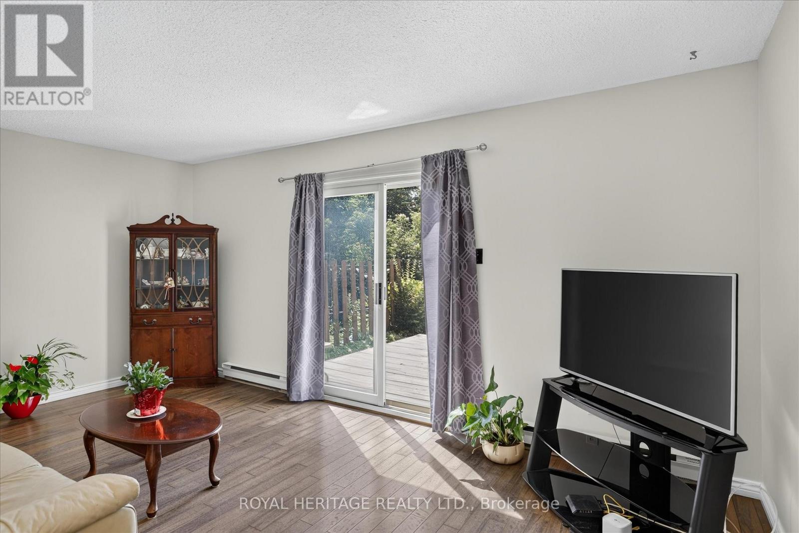 1621 APPLEWOOD CRESCENT - 18