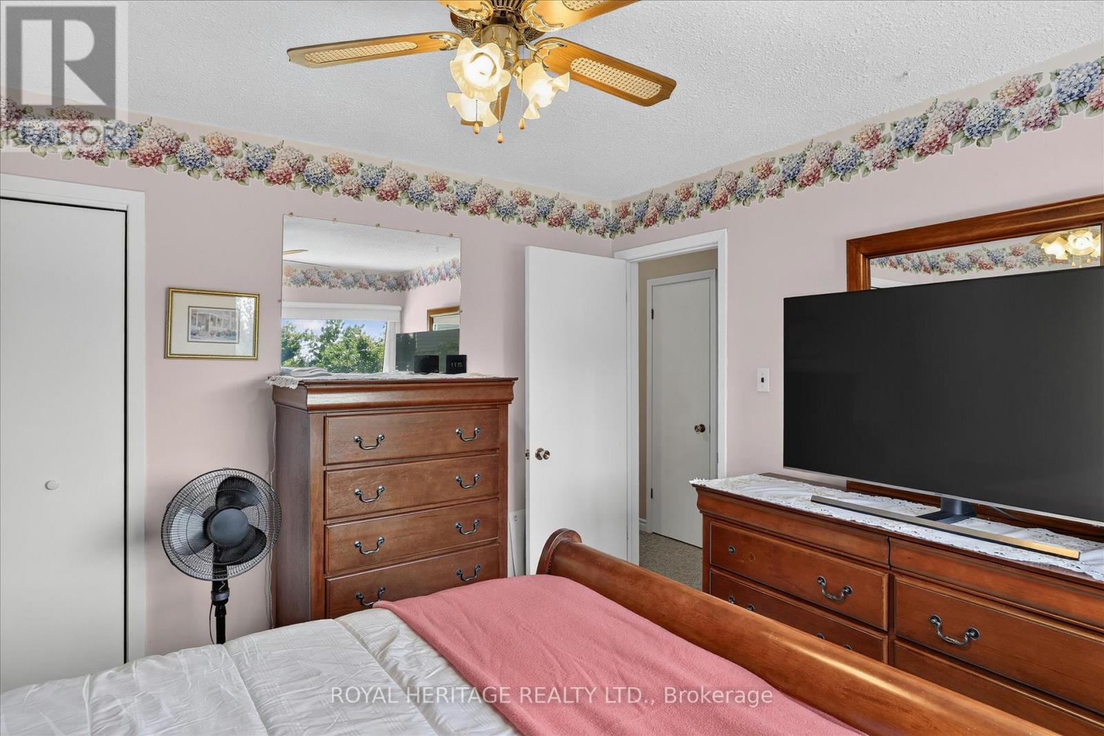 1621 APPLEWOOD CRESCENT - 23