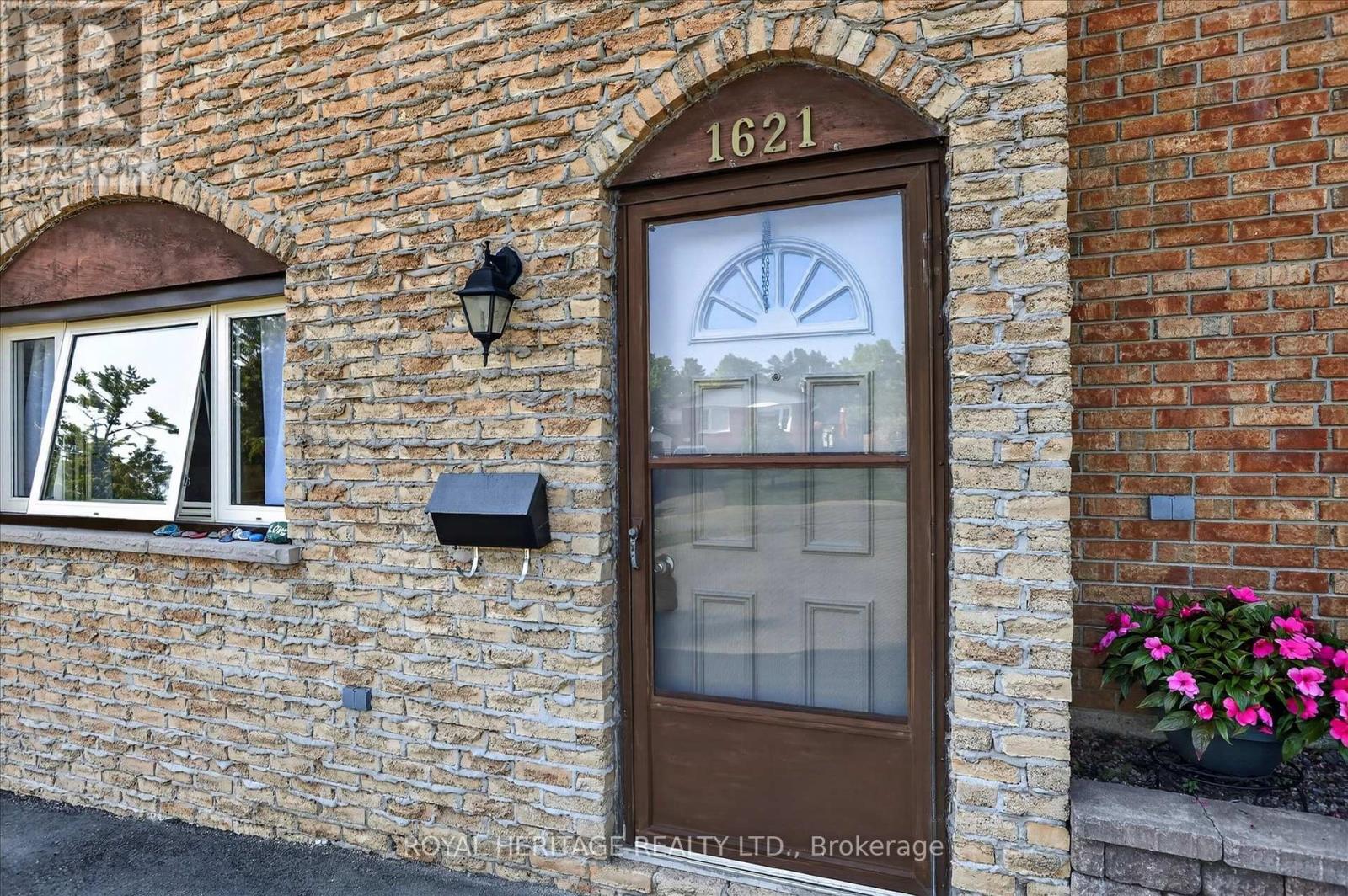 1621 APPLEWOOD CRESCENT - 5