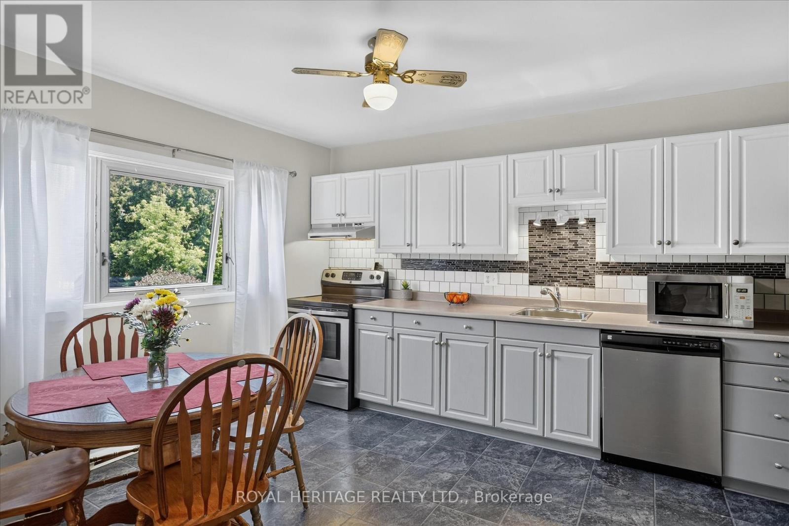 1621 APPLEWOOD CRESCENT - 9