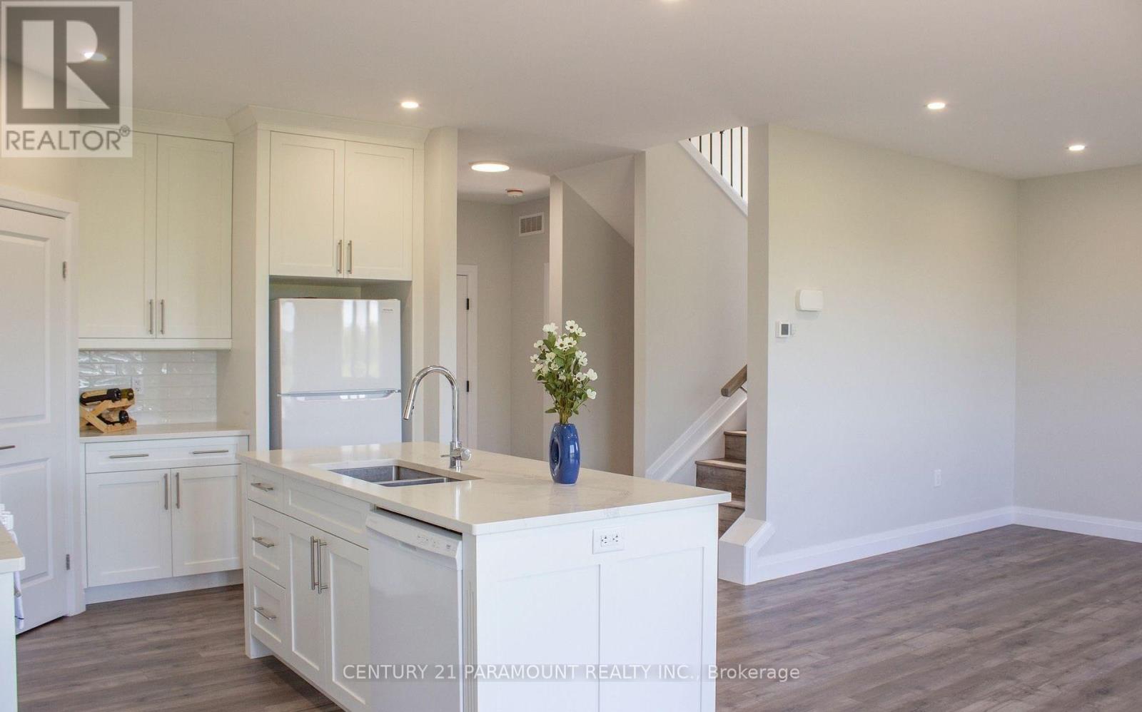 #ON 103 EAGLE STREET - 3