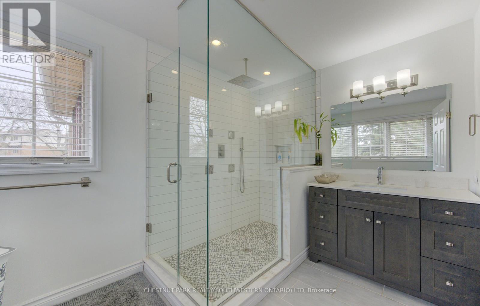 #9 306 ROXTON DRIVE - 18