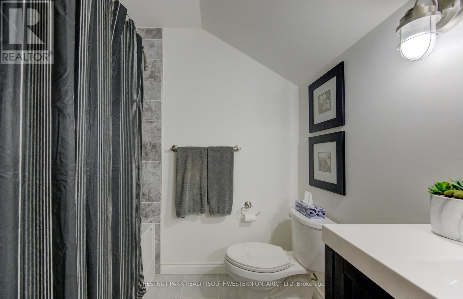 #9 306 ROXTON DRIVE - 21