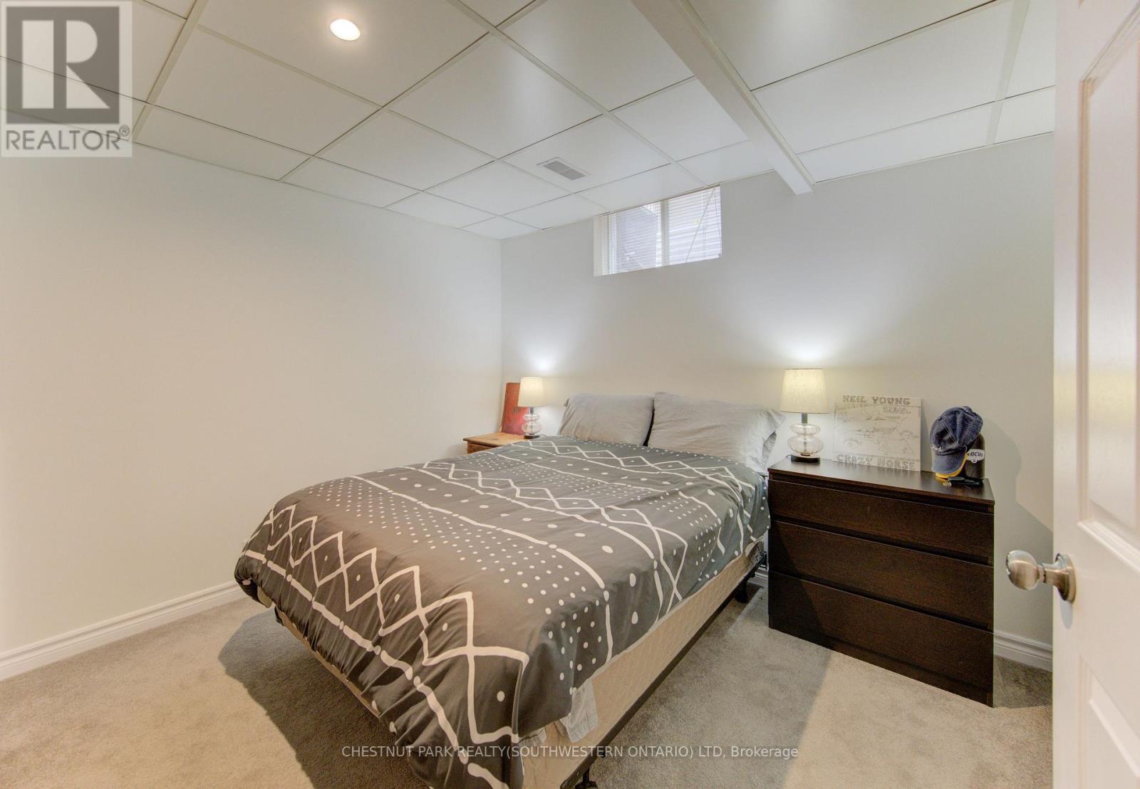 #9 306 ROXTON DRIVE - 26