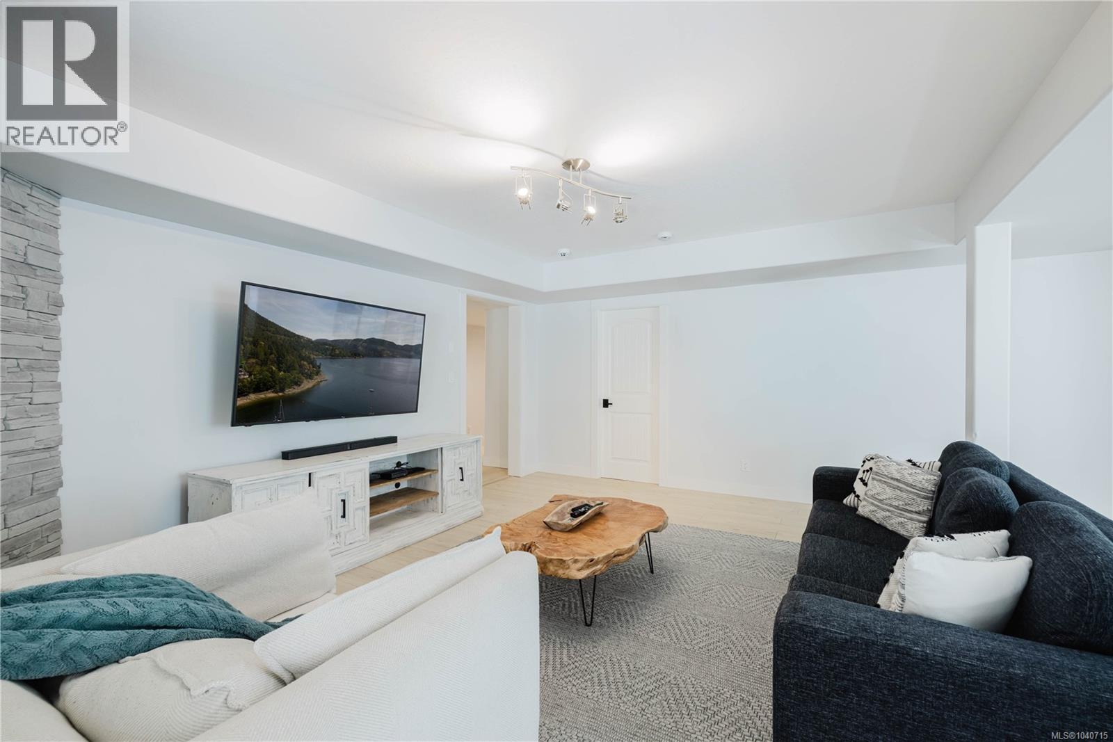 1572 Nimpkish Pl - 38