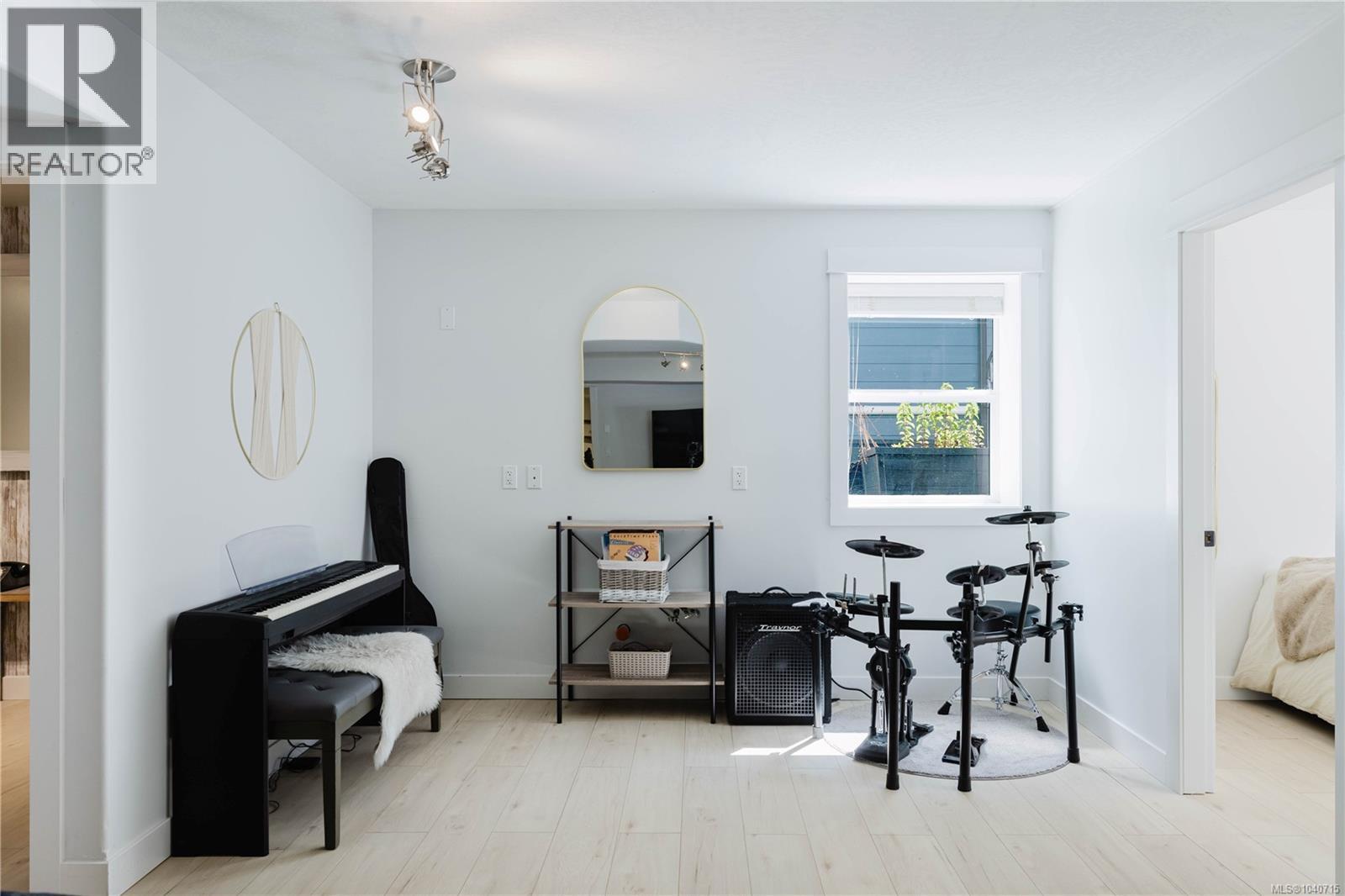 1572 Nimpkish Pl - 40