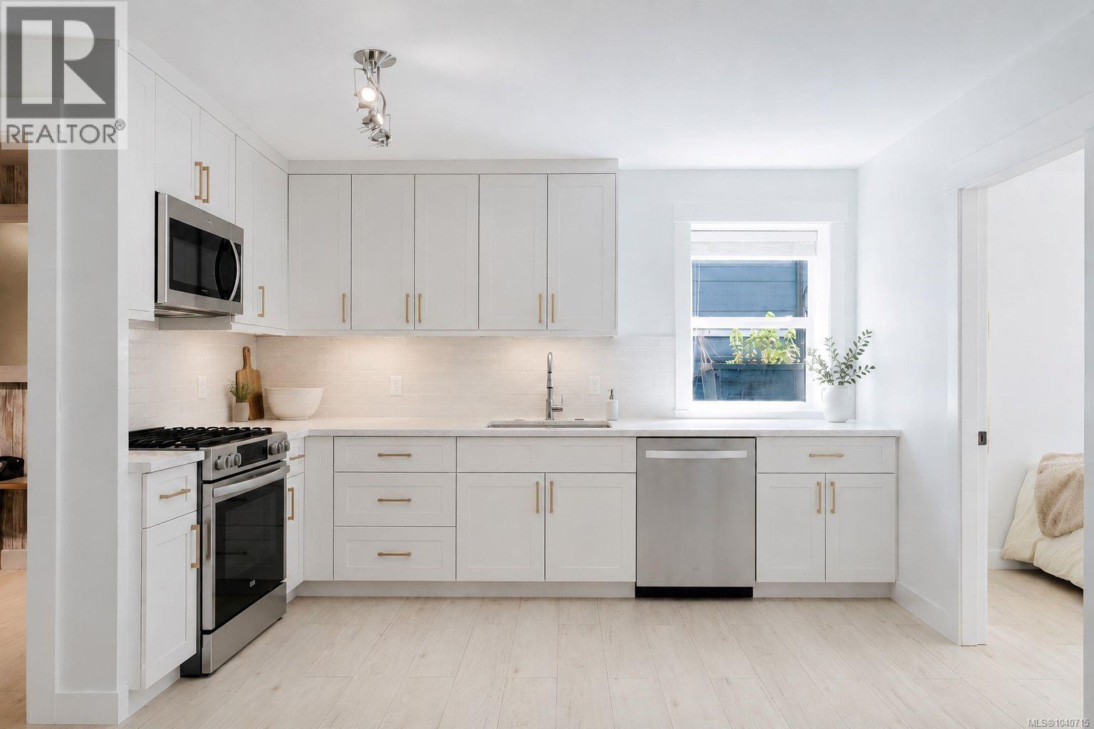 1572 Nimpkish Pl - 41