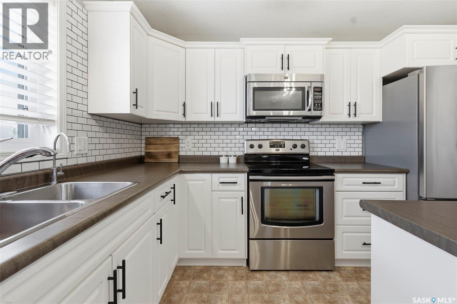 310 Martens AVENUE - 12