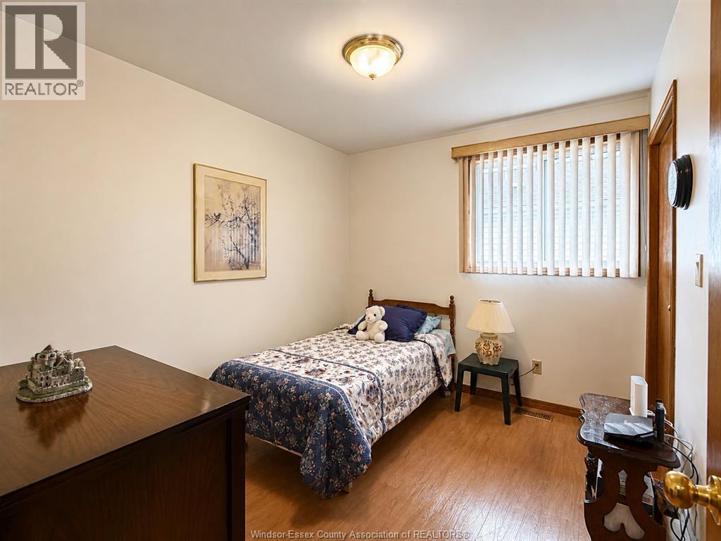 1637 ST. CLAIR AVENUE - 13