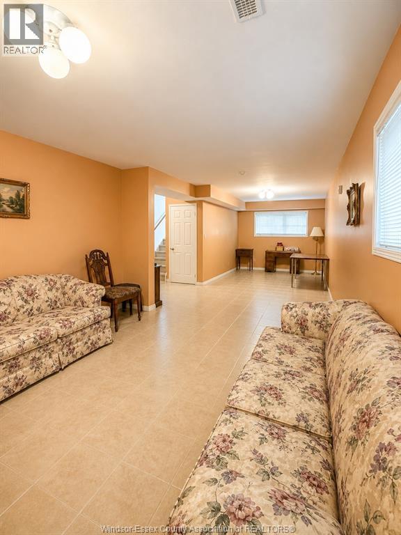 1637 ST. CLAIR AVENUE - 19