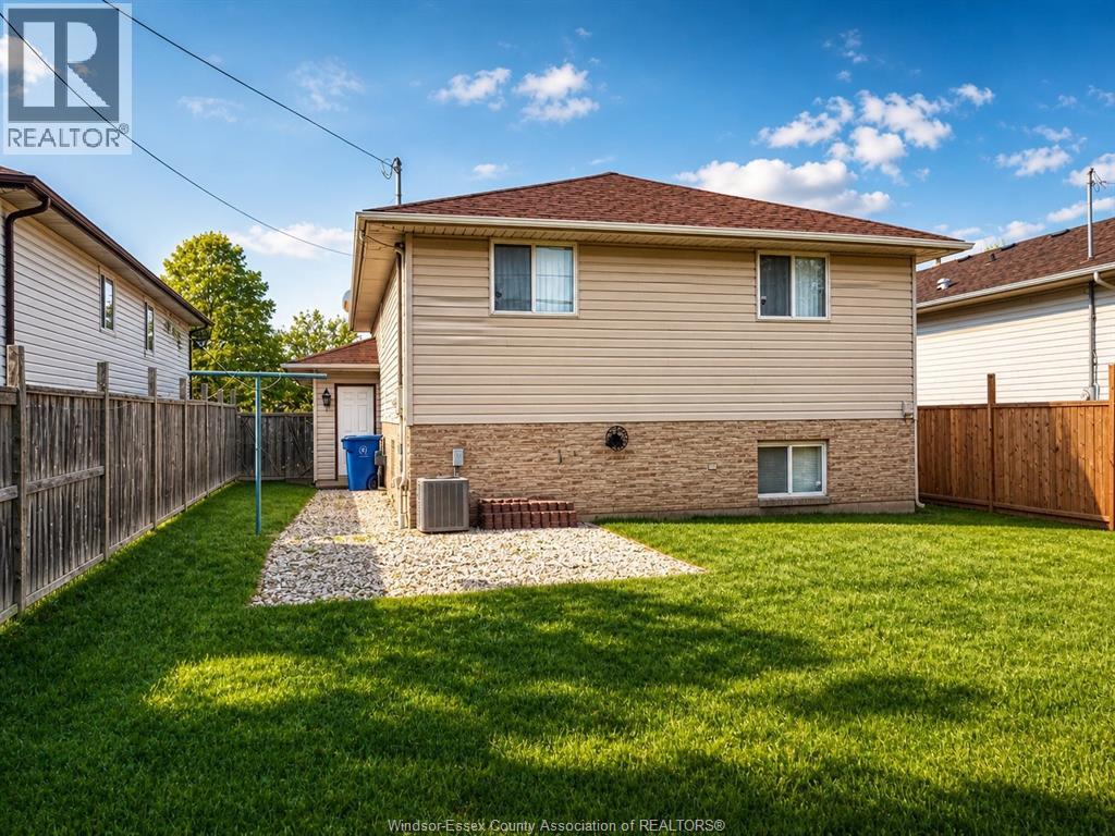 1637 ST. CLAIR AVENUE - 33