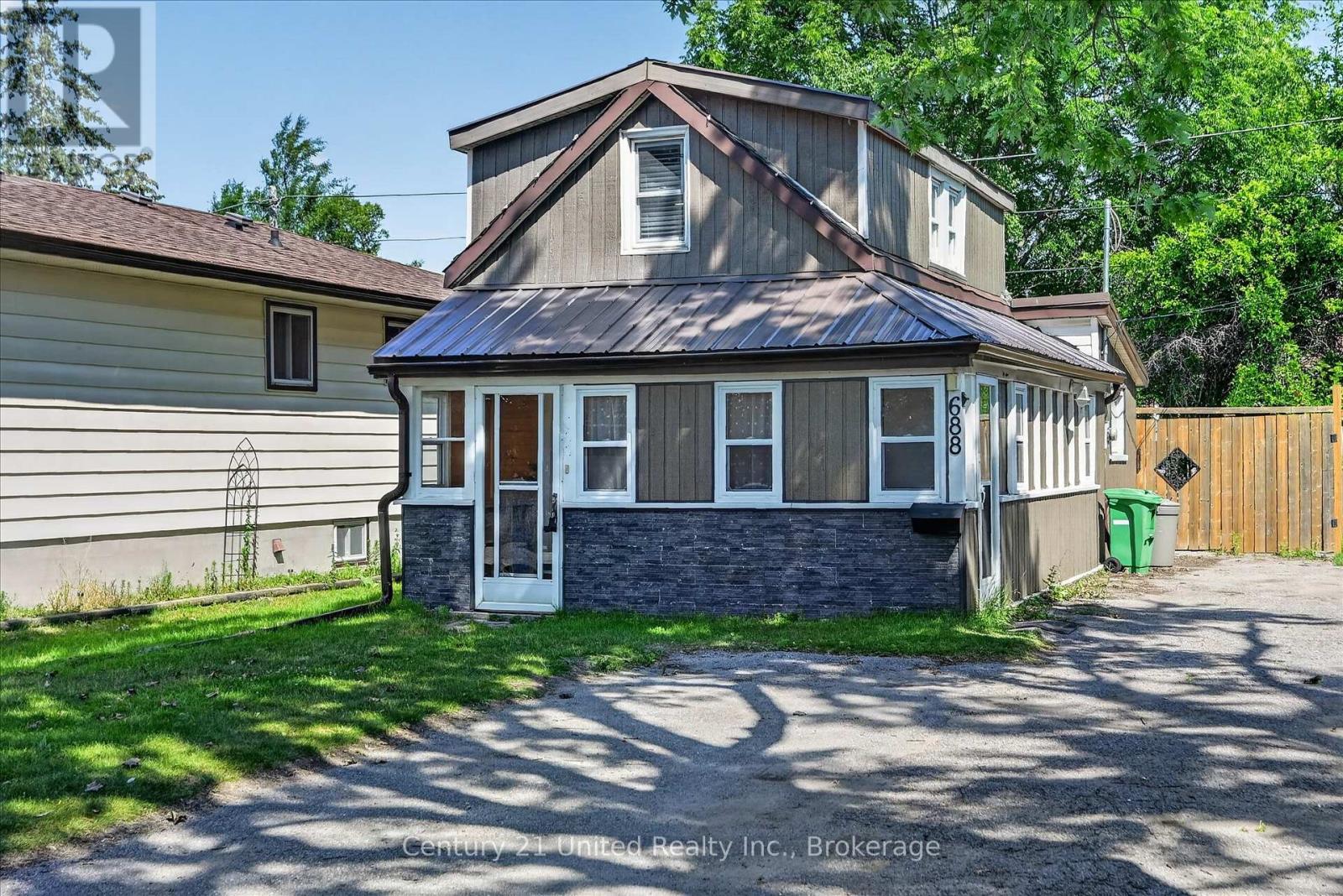 688 ST MARYS STREET - 2