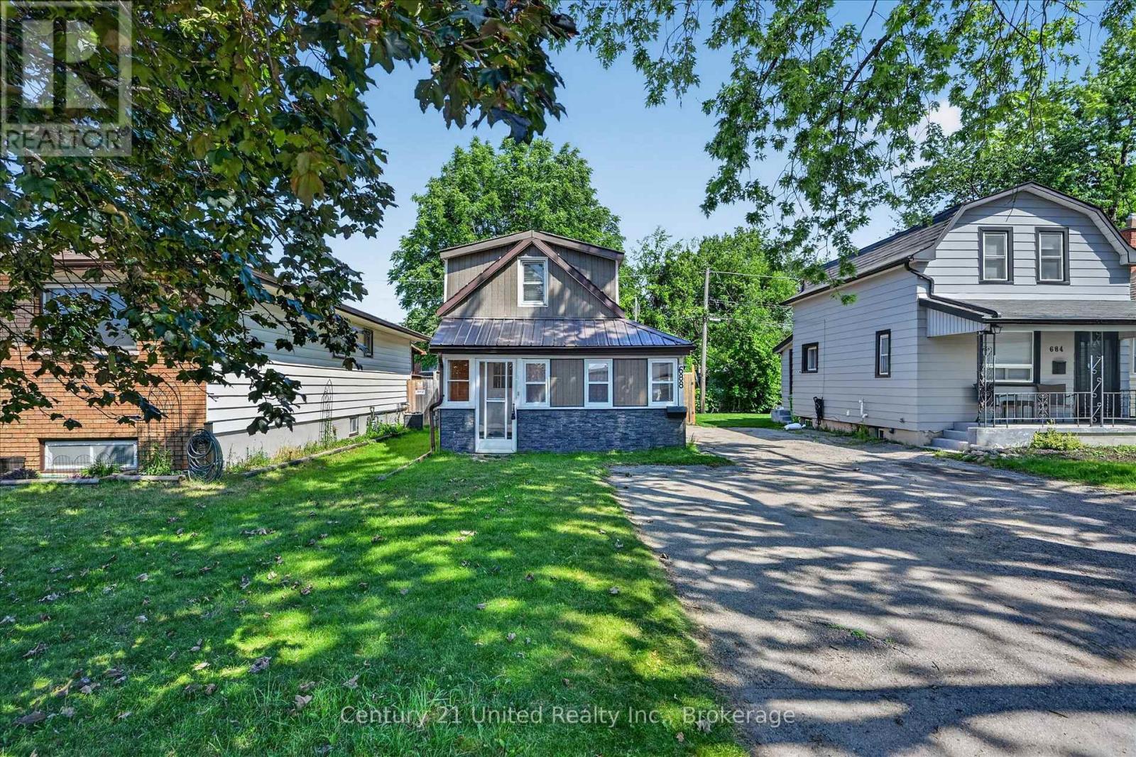 688 ST MARYS STREET - 4