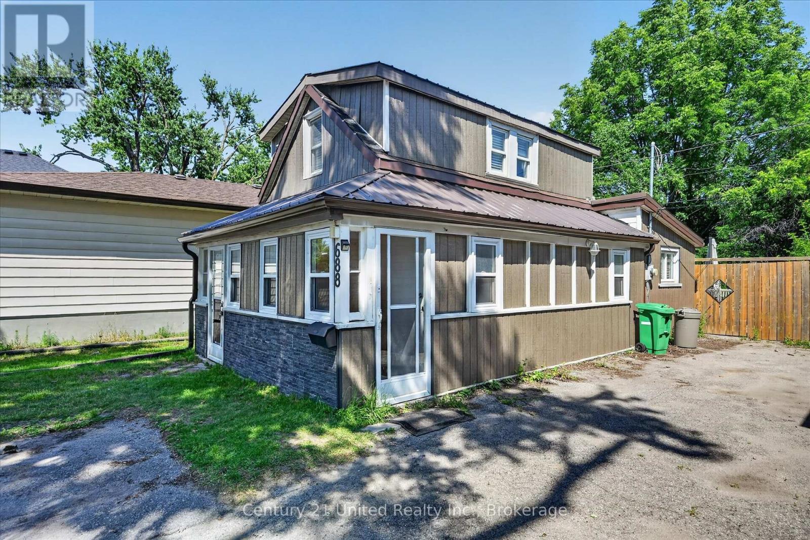 688 ST MARYS STREET - 6