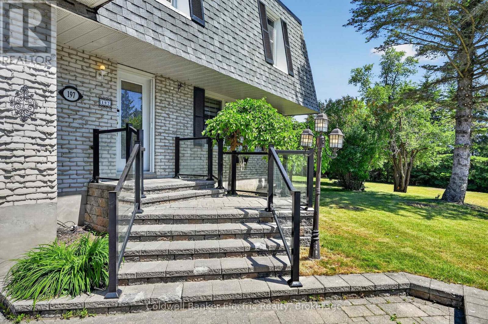 197 PATRICIA CRESCENT - 3