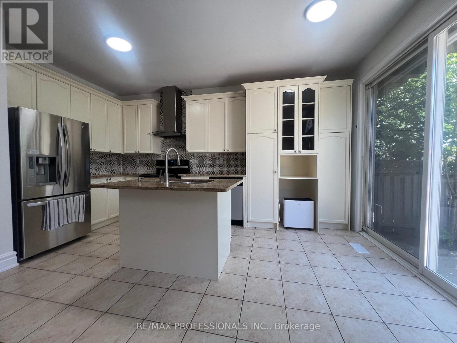 3895 HENRIETTA WAY - 12