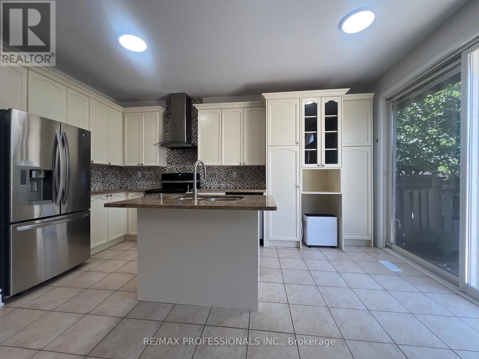 3895 HENRIETTA WAY - 14