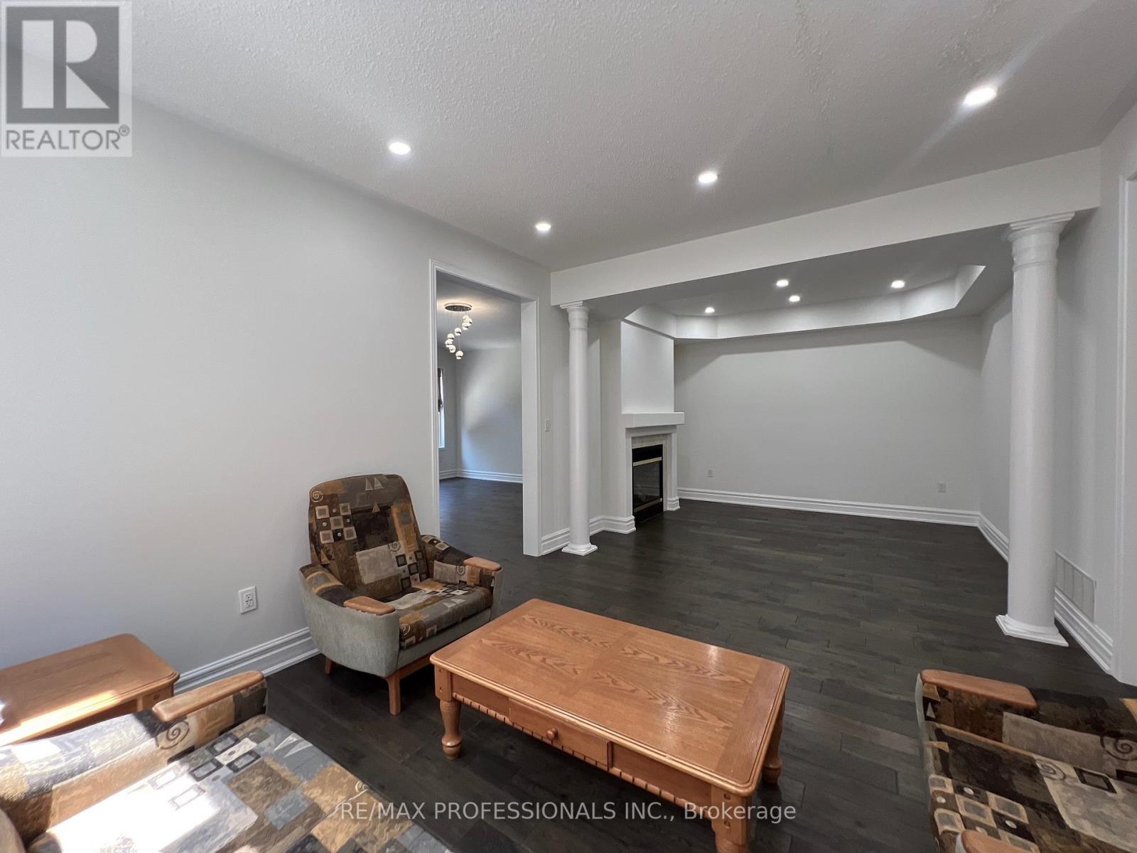 3895 HENRIETTA WAY - 19