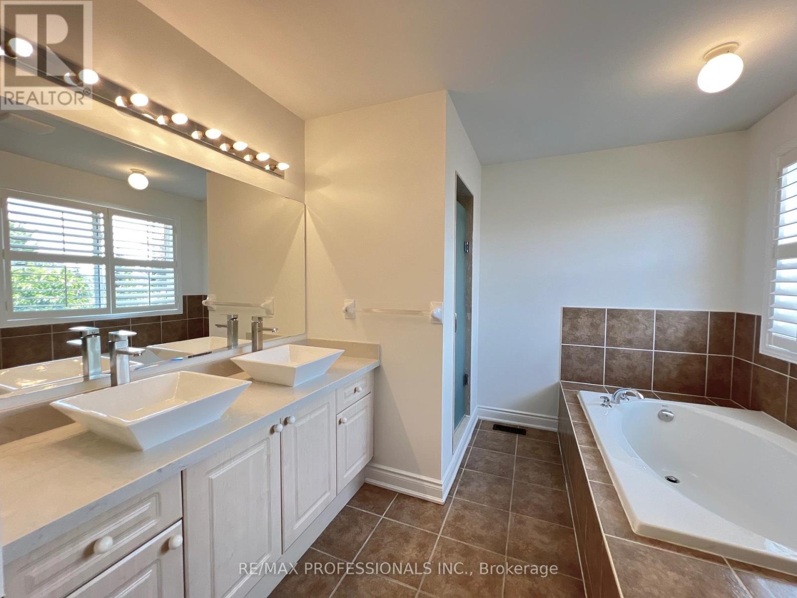 3895 HENRIETTA WAY - 27