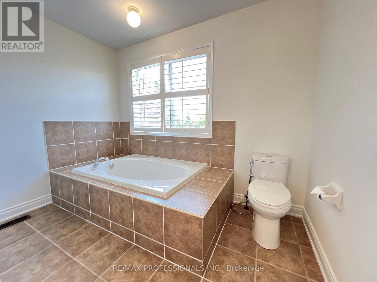 3895 HENRIETTA WAY - 28